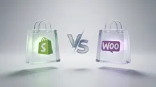Shopify vs WooCommerce Vergleich - zwei Einkaufstaschen im Versus-Stil